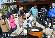 Mochitsuki event<br/>(rice cake pounding) 